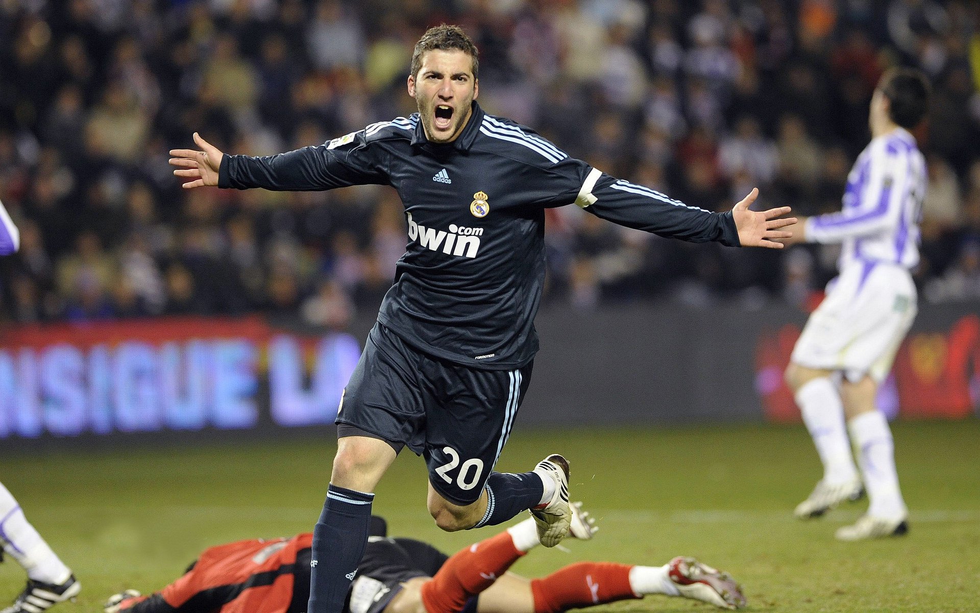 世界排名争夺战焦点战,巴萨压哨绝杀比利亚雷亚尔,惊心动魄的战术博弈