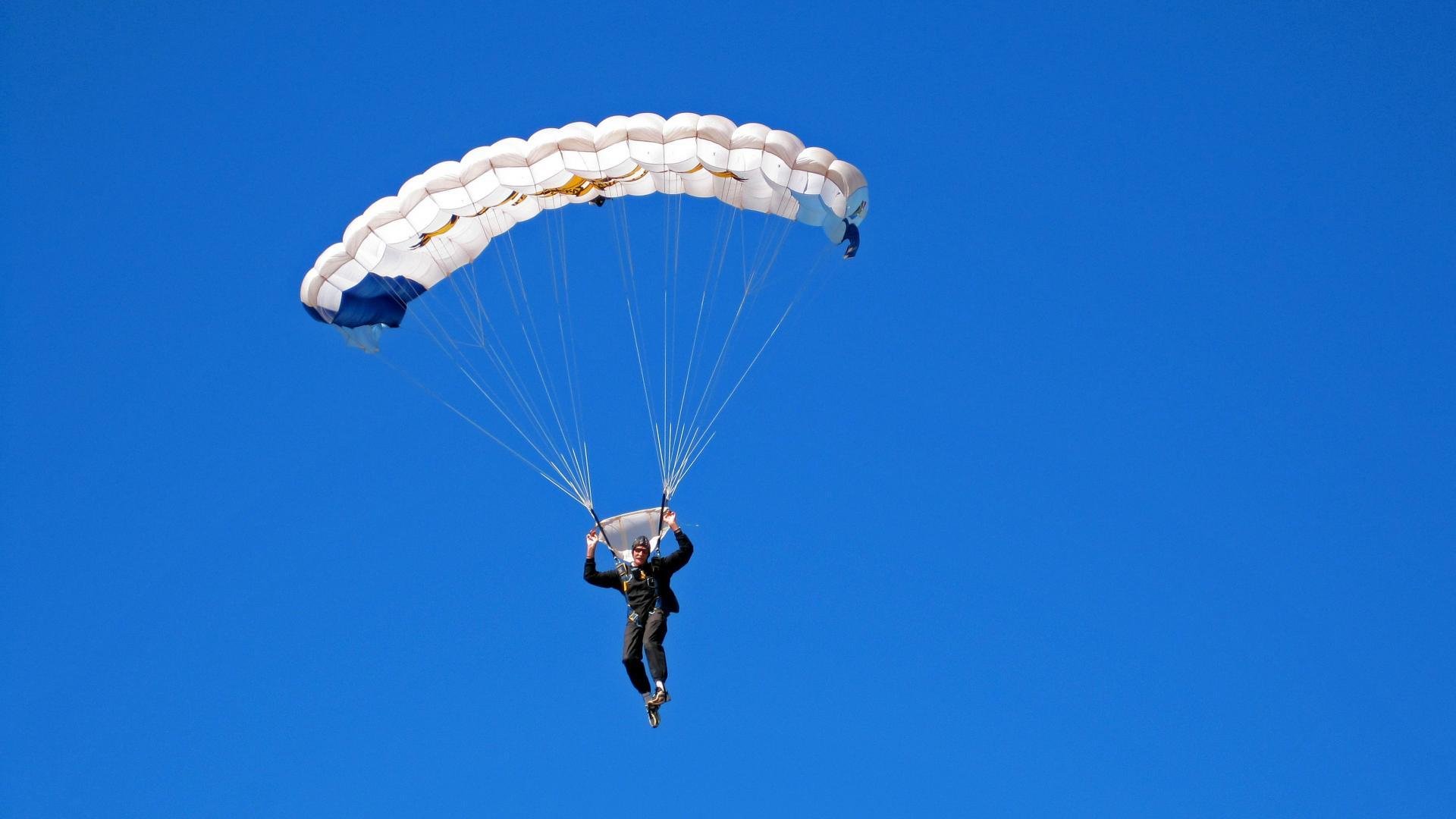 红色闪电划破银石，法拉利轻取红牛，诺里斯上演绝对统治